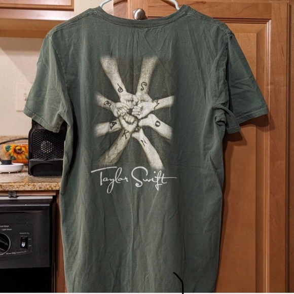 ISO Speak Now Tour Shirt!!! - Picture 2 of 2